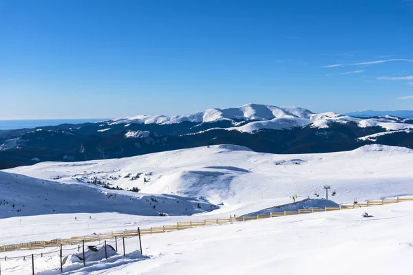 Atemberaubende Aussicht Auf Die Berge Mit Flauschigem Schnee Und Bäumen — Stockfoto