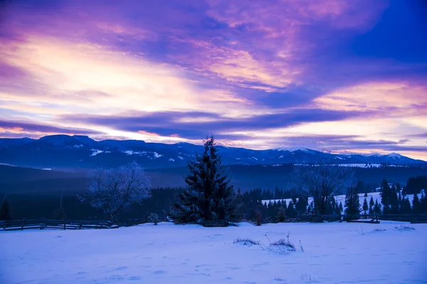 Violett Bewölkter Himmel Über Bergiger Landschaft — Stockfoto