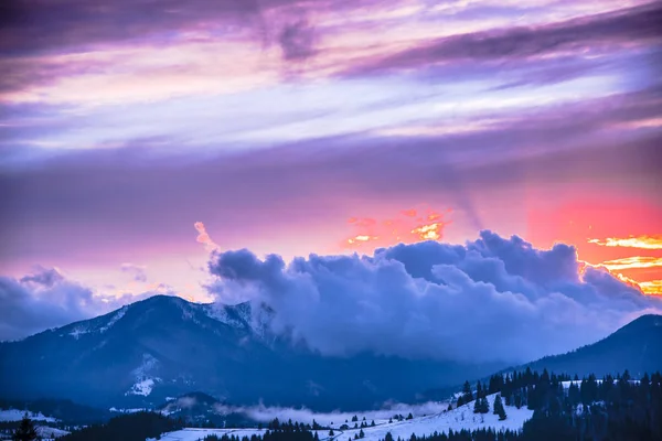 Cielo Nublado Púrpura Sobre Paisaje Montañoso —  Fotos de Stock