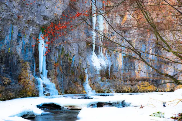 Riesige Kalte Eiszapfen Auf Dem Hintergrund Der Natur — Stockfoto