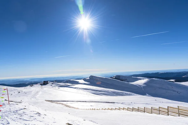 Pistas Neve Estância Esqui Nas Montanhas Dos Cárpatos — Fotografia de Stock