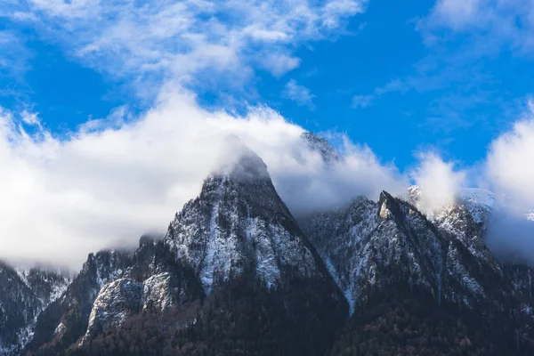 Geweldig Uitzicht Bergen Bedekt Met Zachte Sneeuw — Stockfoto