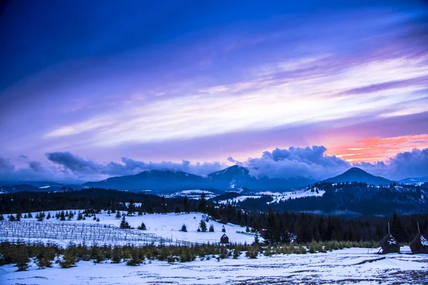 Ciel Nuageux Violet Dessus Paysage Montagneux — Photo