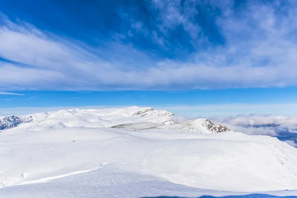 Karlı Dağlık Manzara Mavi Gökyüzü Kayak Pisti Ile — Stok fotoğraf