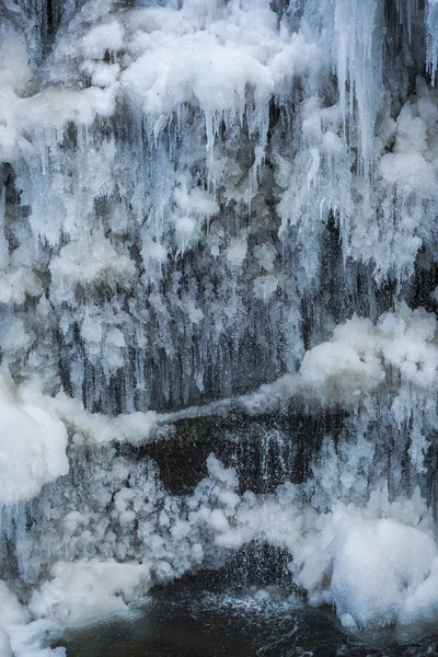 Riesige Kalte Eiszapfen Auf Dem Hintergrund Der Natur — Stockfoto