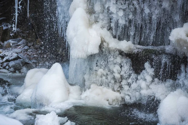 Riesige Kalte Eiszapfen Auf Dem Hintergrund Der Natur — Stockfoto