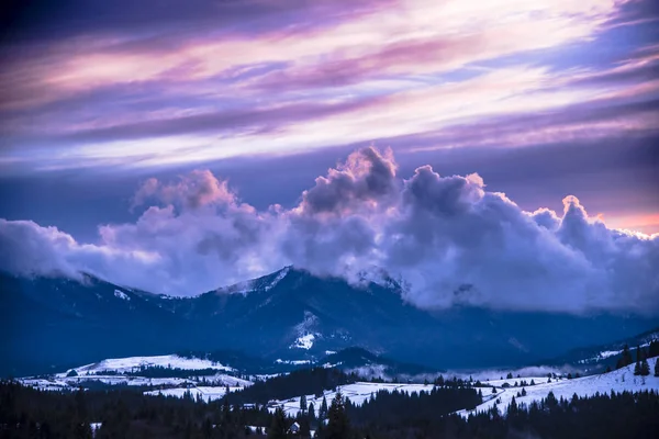 Cielo Nublado Púrpura Sobre Paisaje Montañoso — Foto de Stock