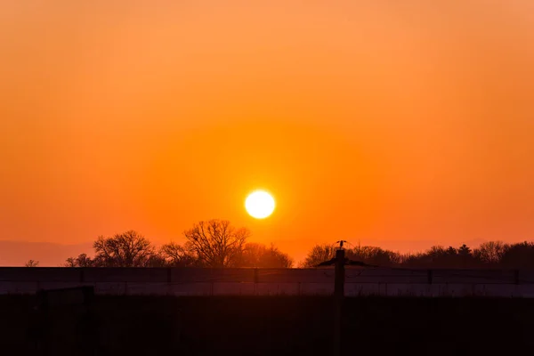 Rote Sonne Und Untergehender Himmel — Stockfoto