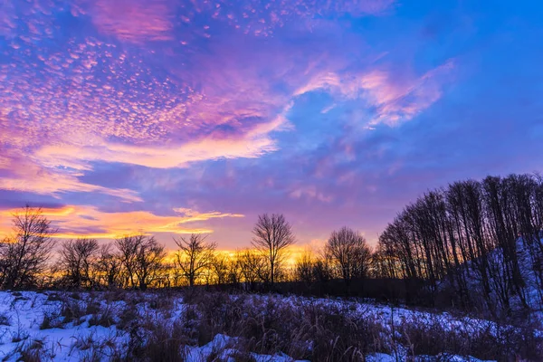 Bela Paisagem Nublada Por Sol Com Nuvens Roxas — Fotografia de Stock