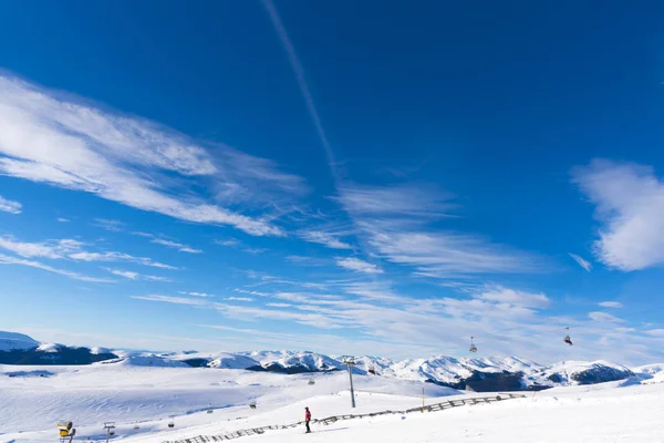 Besneeuwde Bergachtig Landschap Met Blauwe Hemel Skipiste — Stockfoto