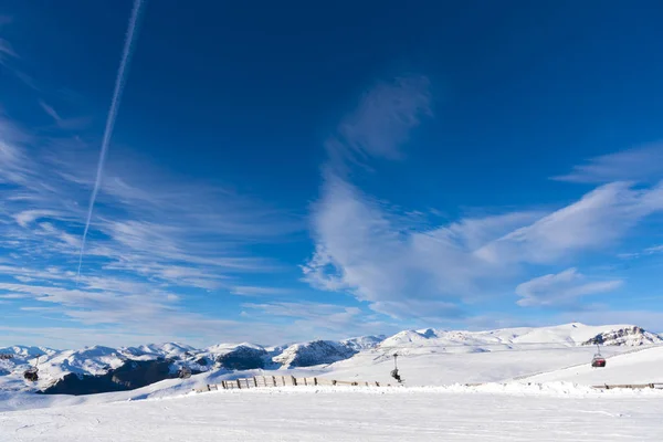Śnieżny Krajobraz Górzysty Błękitnego Nieba Stok Narciarski — Zdjęcie stockowe