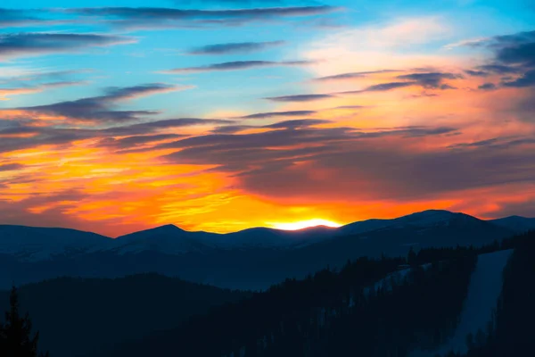 Atemberaubende Aussicht Auf Die Natur Mit Bewölktem Himmel Hintergrund — Stockfoto