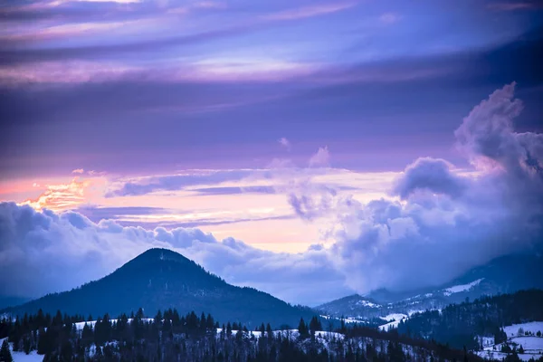 Fialové Zamračená Obloha Nad Hornatou Krajinou — Stock fotografie