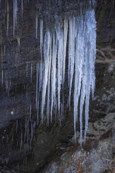 Enorme Koude Ijspegels Natuur Achtergrond — Stockfoto