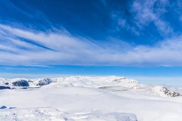 Paisagem Montanhosa Nevada Com Céu Azul Pista Esqui — Fotografia de Stock