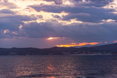 Bulutlu gökyüzü arka plan şaşırtıcı doğa manzaralı