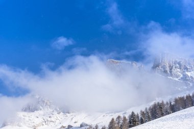 Bulutlu gökyüzü arka plan şaşırtıcı doğa manzaralı