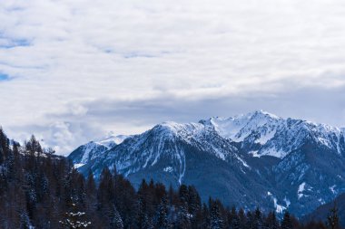 Kabarık karla kaplı dağ manzaralı şaşırtıcı