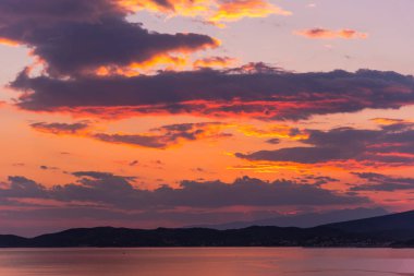 Bulutlu gökyüzü arka plan şaşırtıcı doğa manzaralı