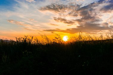 Bulutlu gökyüzü arka plan şaşırtıcı doğa manzaralı