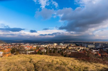 Bulutlu gökyüzü arka plan şaşırtıcı doğa manzaralı