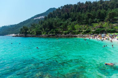 Denizde dinlenen ve yüzen insanların yüksek görünümü