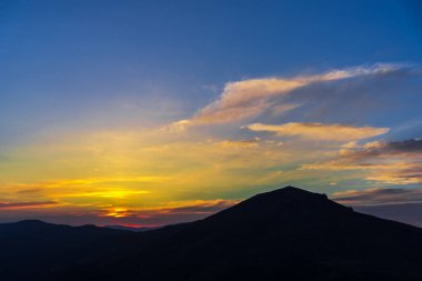 Bulutlu gökyüzü arka plan şaşırtıcı doğa manzaralı