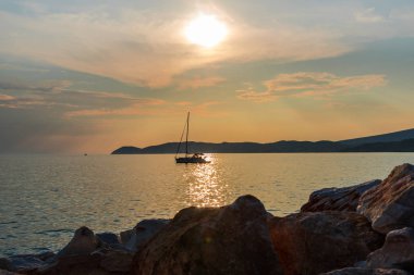 Yalnız tekne ile büyüleyici doğa okyanus görmek