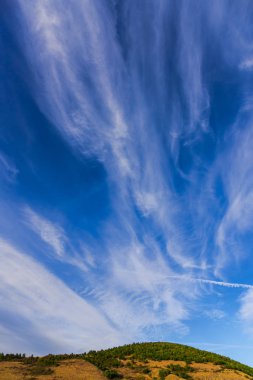 Elektrik kuleli tepeler üzerinde güzel cennet