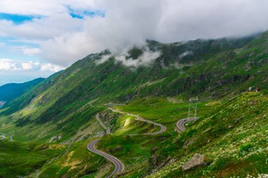 Yeşil ve mavi bulutlu gökyüzü ile büyüleyici doğa dağ manzaralı