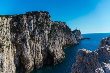 deniz ve mavi gökyüzü ile kayaya uzak deniz feneri