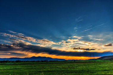 Bulutlu gökyüzü arka plan şaşırtıcı doğa manzaralı