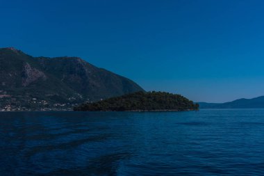 Dağ arka plan ile pürüzsüz oldukça okyanusun büyüleyici görünümü