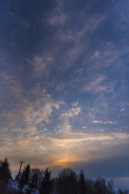 Bulutlu gökyüzü arka plan şaşırtıcı doğa manzaralı