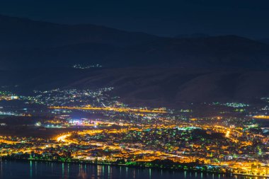 Aydınlatma ile gece gökyüzünün şaşırtıcı görünümü