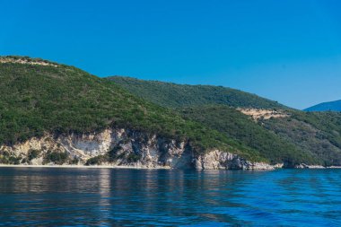 Büyüleyici doğa dağ manzaralı yeşillik ile