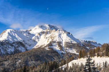 Kabarık karla kaplı dağ manzaralı şaşırtıcı