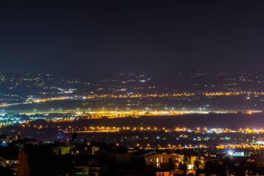 Aydınlatma ile gece gökyüzünün şaşırtıcı görünümü