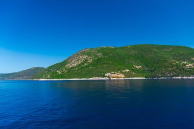 ısmarlayarak deniz, yeşil tepeler ve mavi gökyüzü