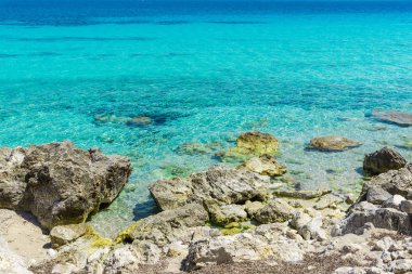 Mavi lagün ve yeşilliklerle büyüleyici doğa manzaralı