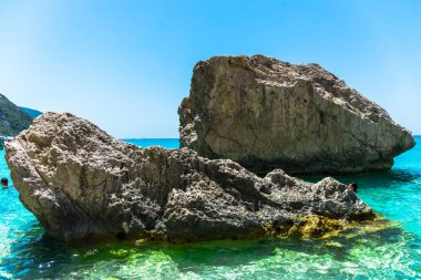 Büyük kayalar büyüleyici doğal deniz manzaralı