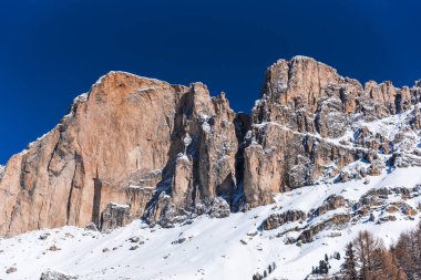 Kabarık karla kaplı dağ manzaralı şaşırtıcı