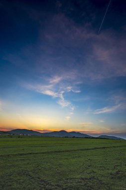 Bulutlu gökyüzü arka plan şaşırtıcı doğa manzaralı