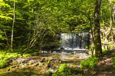 Muhteşem şelaleler kayalık dağ arka plan ile görmek