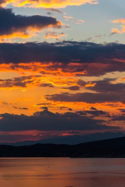 Bulutlu gökyüzü arka plan şaşırtıcı doğa manzaralı