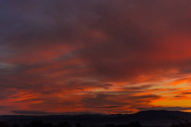 turuncu günbatımı gökyüzü tepeler üzerinde renkli.