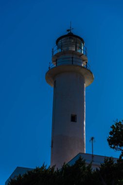 Deniz feneri mavi gökyüzü arka plan ile bina