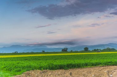 Bulutlu gökyüzü arka plan şaşırtıcı doğa manzaralı