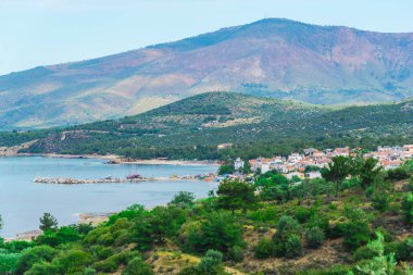 Ağaçlar ve mavi gökyüzü ile büyüleyici doğa Dağ Manzaralı