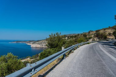 tepede asfalt yol ve deniz suyu görünümü 